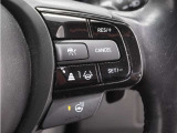 ◆アダプティブクルーズコントロール◆予め設定した車速内でクルマが自動的に加減速。前走車との適切な車間距離を維持しながら追従走行します。【LKAS】車線維持支援システムでステアリング操作を支援。
