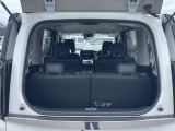 バックドアの真ん中から開けることが可能です。後ろが狭くても荷物を収納したり出したりすることも簡単に出来ます。