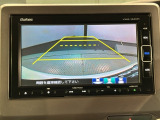 リバースギアに入れるだけで後方の表示へ切り替わります。夜間や雨の日の駐車も楽になりますよ。