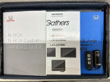 スマートキーは鍵をバッグに入れたままでもドアロックの開閉やエンジンのON・OFFができます。夜間や雨の日も鍵を探さなくて良いので便利です。