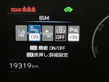 【ブラインドスポットモニター】後側方から接近する車両を検知。 衝突の危険があると判断した場合、ドアミラー表示や警報音でドライバーに注意を促します。
