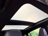 【調光パノラマルーフ】車内の解放感が一気に上がる大型パノラマルーフに調光機能がプラス!日差しが強い時、シェードを閉めなくてもガラスの透明度を調整することで心地よい明るさに♪