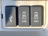 USBチャージャー付きで、スマホなどの充電が手軽に行えます。日常使いにうれしい装備です。
