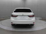 リヤコンビネーションランプは、L字型のテールランプ形状を強調したLEDを採用し、LEXUSであることを鮮やかに主張するとともに先進性を演出しています。