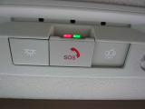 急病時や危険を感じた時、SOSコールスイッチを押すと専門のオペレータに繋がって、警察や消防への連携をサポートしてくれます。また、万が一の事故発生時には、エアバッグ展開と連動して自動通報します。別途契約要