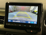 リバースギアに入れるだけで後方の表示へ切り替わります。夜間や雨の日の駐車も楽になりますよ。