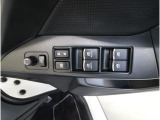 運転席には、ドアミラーの開閉および角度調整、集中ドアロック機能、さらには全ウィンドーの開閉操作を可能にするスイッチが一つに集約。運転中でもスムーズかつ効率的に操作でき、安全性と快適性に役立っています。