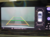 ギアをリバースに入れると車両後方の映像を映し出します。画面にはガイドラインが表示され、車庫入れや縦列駐車などの際に安全確認をサポートします。