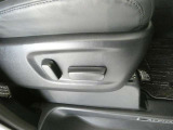 運転席電動シートは、シートポジションを細かく調整できるので長時間の運転もリラックスできますね。