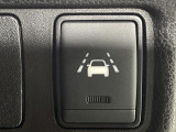 【車線逸脱防止支援システム(インテリジェントLI/LDP)】車線からはみ出しそうになると、車線内を走行するようにステアリング操作をサポートします!機能には限界があるためご注意ください。