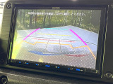 【バックカメラ】駐車時に後方がリアルタイム映像で確認できます。大型商業施設や立体駐車場での駐車時や、夜間のバック時に大活躍!運転スキルに関わらず、今や必須となった装備のひとつです!