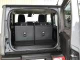 横開きのバックドアを採用!小さな荷物ならドアを全開にしなくても出し入れ可能です!