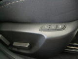 運転席にはメモリー機能付きの電動シートを採用しています。