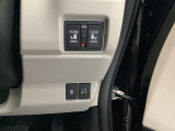 左右両側に電動スライドドアを備え、どちら側からでも楽に乗り降り可能。狭い駐車場や雨の日でも快適で、ファミリーカーとして特に重宝される装備です。