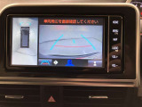 パノラミックビューモニターを装備。クルマを真上から見るように周囲を確認できます。機能の詳細はスタッフまでお問い合わせください。