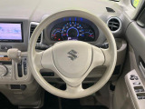 インテリアに合わせたデザインのステアリングは、運転される方のことも考え、運転しやすい形状、大きさです。是非一度、実際に触ってお確かめください。