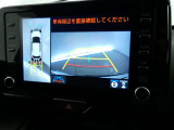パノラミックビューモニターを装備。クルマを真上から見るように周囲を確認できます。