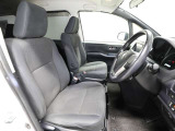 ゆったり室内で運転もしやすいです♪使い勝手の良い配置も考えられています!!