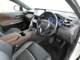高級感のある美しいインテリアデザインの運転席です。