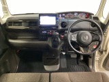 車内は光触媒抗菌消臭施工済です。インパネ周りはスタイリッシュなデザインで機能や装備も充実しています。グローブボックスやカップホルダーのほかにトレーなどたくさんの収納スペースが付いています。