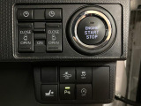 電子カードキーを携帯しているだけでエンジンの始動ができるプッシュボタンスタートを装備しています☆