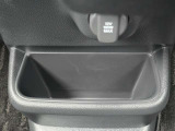 足元には便利なセンターロアボックスを設置。車内を整理しやすく、使い勝手の良さが魅力です。