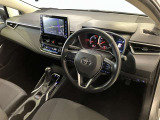 運転席周りのレイアウトをご覧ください。ナビゲーションが綺麗に装着されすっきり収まってますね!