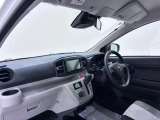 ダイハツのお店では、ダイハツ車を知り尽くしたプロフェッショナルが、専用の診断機器を使って各システムを点検しております。