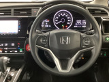 【ハンドル】運転にかかわる様々な操作を安全に行えるように視点移動が少なく操作性に配慮されたスイッチ類が凝縮されたコックピットです。