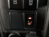 運転席にはシートヒーターを装備します。