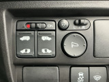 狭い所でも乗り降り楽々な両側電動スライドドアです!簡単にドアの開閉が出来る為女性やお年寄りにも優しく、荷物で手が塞がった時なども大変便利です!室内からミラーの開閉が可能な電動格納ミラーです!