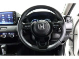 運転中もハンドルでの操作が可能です。特に高速道路等の目が離せない運転時には、便利さだけでなく、安全性も兼ね備えております。