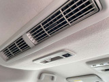 リアシーリングファンも付いておりますので、車内の空気の循環にも役立ちます。