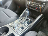 【オートブレーキホールド】停車中にブレーキペダルから足を放しても、ブレーキを自動的に制御して、車両の停車状態を保持する機能です。信号待ちなどの停車時に運転者の負担を軽減します。
