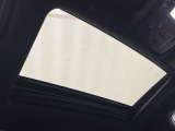 【サンルーフ】開放感たっぷりの希少装備、サンルーフが装着されています!車内に明かりを取り入れたり景色を楽しむ以外にも、車内の空気も簡単に換気できて快適です!