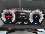 低走行車両入庫!レイアウトはステアリングスイッチで切り替えでき運転に集中しながら必要な情報を瞬時に得ることが可能です。