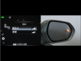 隣車線を走る車両をレーダーで検知し、ドアミラーでは確認しにくい後側方エリアに存在する車両に加え、急接近してくる車両も検知します。車両を検知するとドアミラーに搭載されたLEDインジケーターが点灯します。