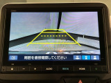 リバースギアに入れるだけで後方の表示へ切り替わります。夜間や雨の日の駐車も楽になりますよ。