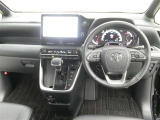 運転席からの視界はこんな感じです☆お気軽にご来店いただき、実際に座って是非お確かめください。ドライバーに寄り添う快適な操作フィールをもたらすステアリングです。