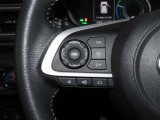 ステアリングスイッチ付きで、運転中に視線を前に向けたまま操作できます。
