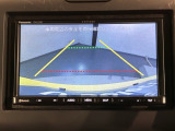 リバースギアに入れるだけで後方の表示へ切り替わります。夜間や雨の日の駐車も楽になりますよ。