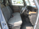 運転席には、シートリフターが付いております☆ 前後のスライドに加えシートの高さも変更出来ますので小柄な女性の方でも運転し易いポジションを取れます♪