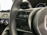 ステアリングにオーディオ操作スイッチが付いています。オーディオ画面に直接タッチしなくても操作が出来ますので、運転に集中できます。
