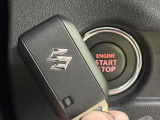 【キーレススタートシステム】カバンやポケットに入れたままでもドアの施錠・解錠が可能なスマートキーを装備。エンジンのオン・オフ時もカギを取り出す必要が無いからとっても便利です♪