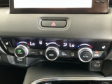 【左右独立オートエアコン】左右席で独立温度コントロールが可能です。運転席はキンキンに冷やして助手席はマイルドにと言った設定が可能です☆暑さ寒さでケンカすることもなくなりますね♪