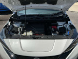 電気自動車ですのでモータールームです。ヘッドカバーのように見えるのはインバーターユニットです。起動用の12Vバッテリーを備えています。