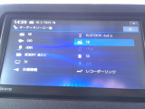 フルセグTV搭載。DVD・CD再生、SDカード、USB入力、Bluetoothオーディオに対応しています。