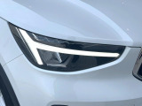 【LEDヘッドライト】ハイビームを先行車や対向車にあてず、その両サイドではハイビーム照射を維持。見える範囲が段違いに広くなりました。北欧神話に登場するトールハンマーをモチーフにデザイン。