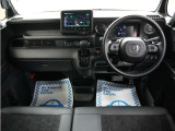 運転にかかわる様々な操作を安全に行えるように視点移動が少なく、操作性に配慮されたスイッチ類が凝縮されたコクピットです。