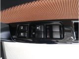 運転席には、ドアミラーの開閉および角度調整、集中ドアロック機能、さらには全ウィンドーの開閉操作を可能にするスイッチが一つに集約。運転中でもスムーズかつ効率的に操作でき、安全性と快適性に役立っています。